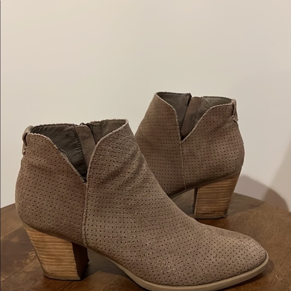 Fun booties size 10. dolce vita.